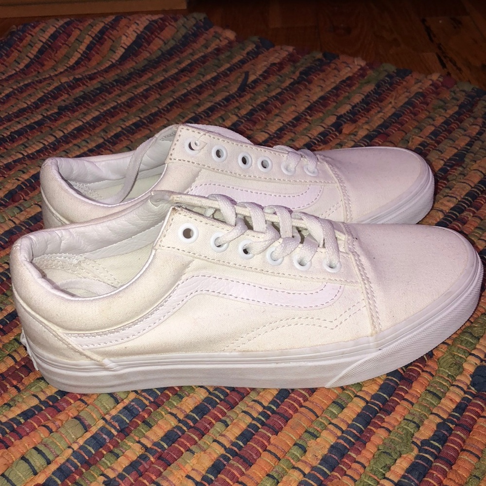 A pair of white vans